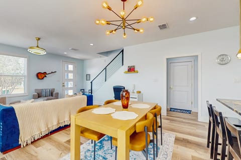 3BR Modern 2-Story Home w/ Kitchen & Backyard House in Granite Shoals