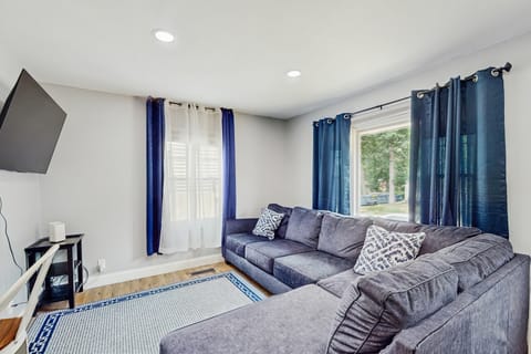 3BR House w/ Hot Tub, Fire Pit & Near Beach House in Michigan City