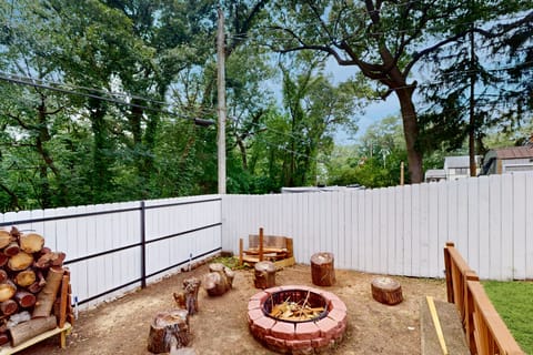 3BR House w/ Hot Tub, Fire Pit & Near Beach House in Michigan City