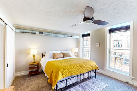 2BR Updated Dtwn Condo: Streaming, Patio, W & D Apartment in Muncie