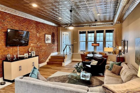 2BR Updated Dtwn Condo: Streaming, Patio, W & D Apartment in Muncie