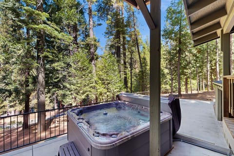 4BR Home w/ Spa, Bar, Home Gym, Decks, Near Lake House in Arnold