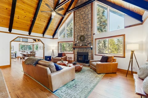 4BR Home w/ Spa, Bar, Home Gym, Decks, Near Lake House in Arnold