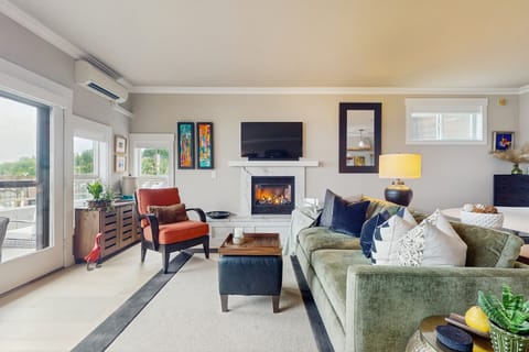 Studio Overlooking Saratoga Passage & Cascade Mtns Apartment in Langley