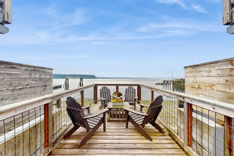 Studio Overlooking Saratoga Passage & Cascade Mtns Apartment in Langley