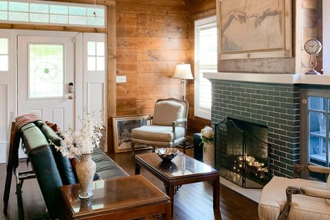 3BR Whimsical Home in a Great Location w/ Porch House in Waco