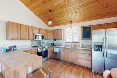 3 BR Cabin w/ Hot Tub, Large Deck & WiFi House in Park County