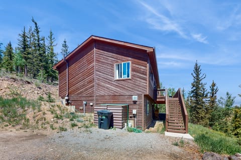 3 BR Cabin w/ Hot Tub, Large Deck & WiFi House in Park County