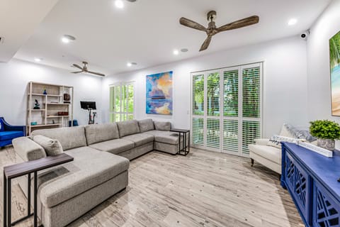 Walk to Hollywood Beach: Luxury Family Getaway! Apartment in Hollywood Beach