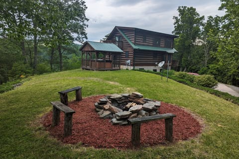 3BR Water View, Hot Tub, Fireplace & Balcony House in Buncombe County
