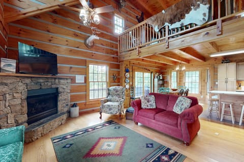 3BR Water View, Hot Tub, Fireplace & Balcony House in Buncombe County