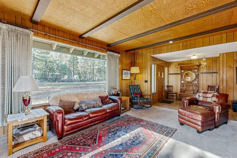 3BR Rustic Riverfront Home w/ Wood Stove House in Graeagle