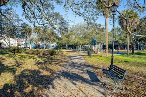 4 BR Home w/ Modern Comforts & Park View House in Savannah