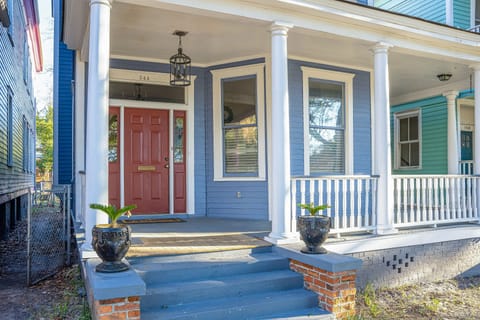 4 BR Home w/ Modern Comforts & Park View House in Savannah