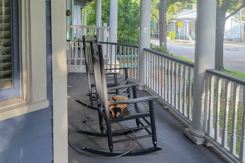 4 BR Home w/ Modern Comforts & Park View House in Savannah