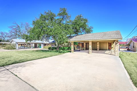 2BR House on Lake w/ Dock, Deep Water & Boat Slip House in Kingsland