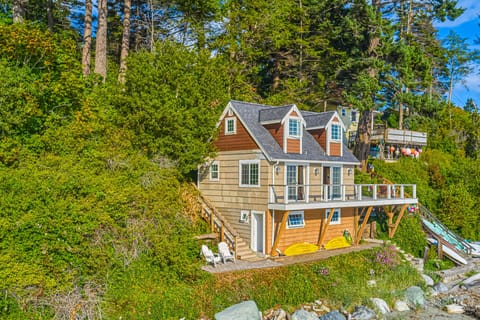 Beachfront Studio w/ Lovely Views, Private Patio Apartment in Point Roberts