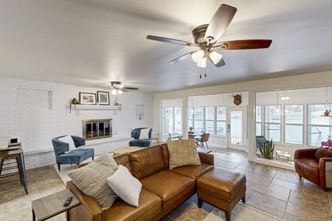 2 BR Lakefront Home W & Dock, Patio & BBQ Grill House in New Braunfels