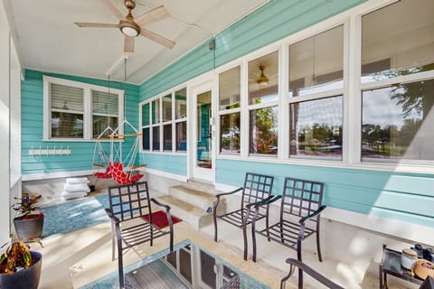 2 BR Lakefront Home W & Dock, Patio & BBQ Grill House in New Braunfels