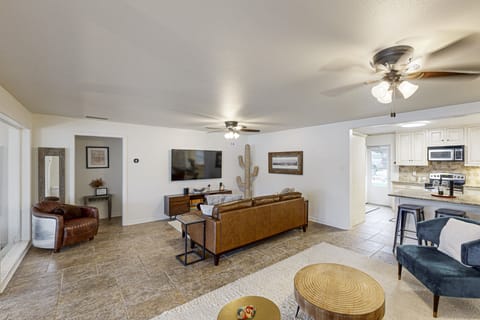 2 BR Lakefront Home W & Dock, Patio & BBQ Grill House in New Braunfels