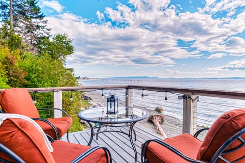 2BR Beachfront Cottage w/ Grill & Expansive Deck House in Point Roberts
