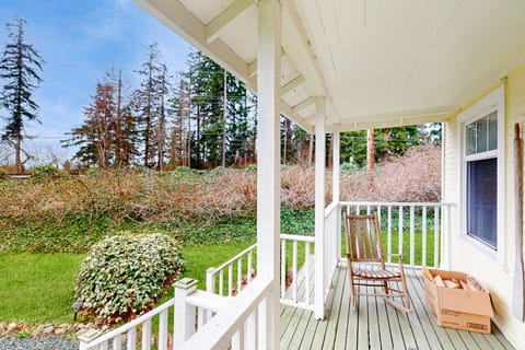 3 BR Cozy Cottage: w/ Hot Tub & WiFi House in Freeland