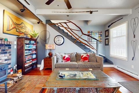 3 BR Cozy Cottage: w/ Hot Tub & WiFi House in Freeland