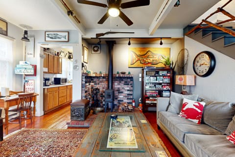 3 BR Cozy Cottage: w/ Hot Tub & WiFi House in Freeland