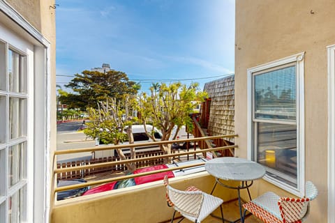 2BR Condo Steps to the Beach & Blvd-Dog-Friendly House in Mission Beach