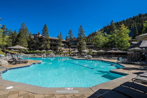 1BR King Suite Condo w/ Resort Pools, Spa & Gym Apartment in Palisades Tahoe (Olympic Valley)