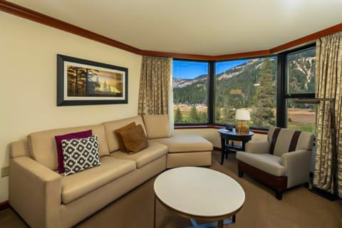 1BR King Suite Condo w/ Resort Pools, Spa & Gym Apartment in Palisades Tahoe (Olympic Valley)