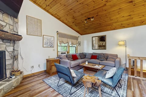 Maggie Valley Cabin w/ Mountain Views House in Ivy Hill