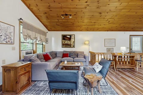 Maggie Valley Cabin w/ Mountain Views House in Ivy Hill