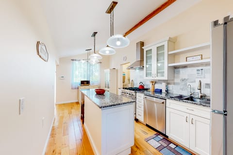 Dog-Friendly 2BR w/ Porch, Close to Everything House in Greenbrae