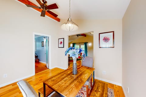 Dog-Friendly 2BR w/ Porch, Close to Everything House in Greenbrae