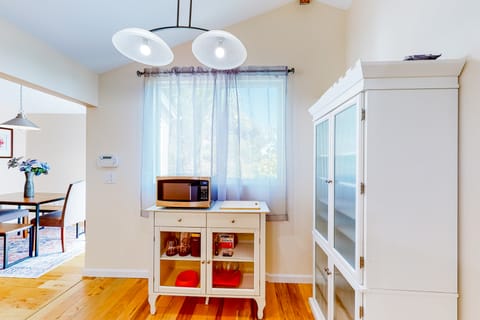 Dog-Friendly 2BR w/ Porch, Close to Everything House in Greenbrae