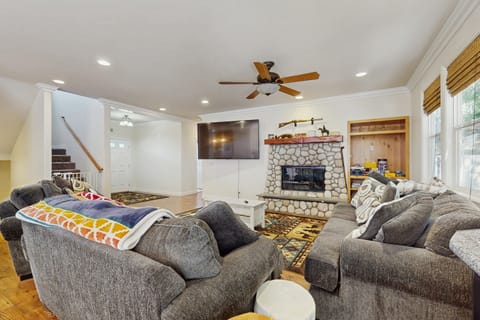 4BR Relaxing Home w/ Sing, Games & Ping-Pong House in Lake Arrowhead