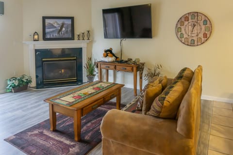 2 BR Home w/ Private Balcony & Pool Access Apartment in Pigeon Forge