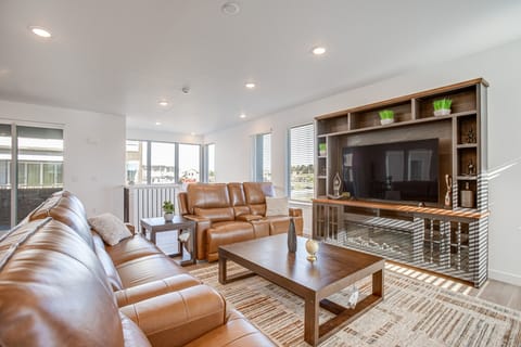 8 Mi to Denver Tech Center: Business-Ready Retreat House in Centennial