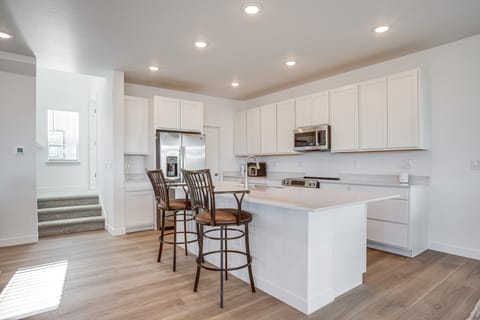 8 Mi to Denver Tech Center: Business-Ready Retreat House in Centennial