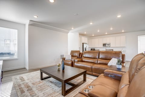 8 Mi to Denver Tech Center: Business-Ready Retreat House in Centennial