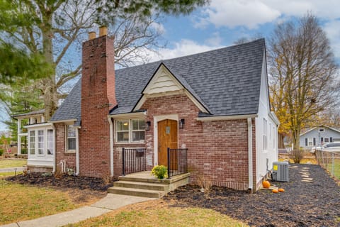 Walk to Downtown Frankfort: Family Home w/ Patio House in Indiana