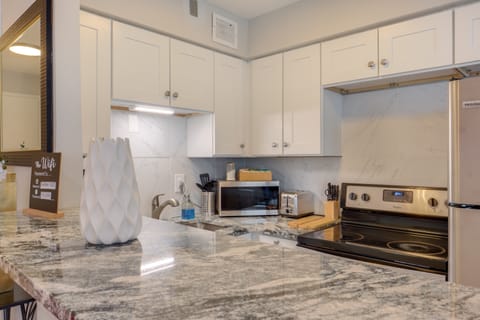 Cozy 12th-Floor Studio w/ Lake Erie Views! Apartment in Lakewood