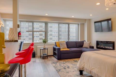 Cozy 12th-Floor Studio w/ Lake Erie Views! Apartment in Lakewood