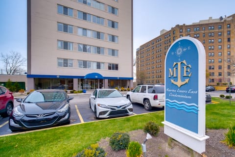 Cozy 12th-Floor Studio w/ Lake Erie Views! Apartment in Lakewood