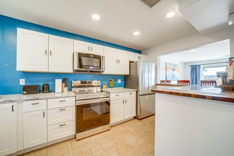 Shop, Dine, Unwind! Sedona Condo w/ Deck & View! Apartment in Sedona