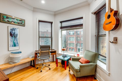 6 Mi to Dtwn Chicago: Dog-Friendly Gem w/ Hot Tub! Apartment in Chicago