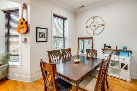 6 Mi to Dtwn Chicago: Dog-Friendly Gem w/ Hot Tub! Apartment in Chicago