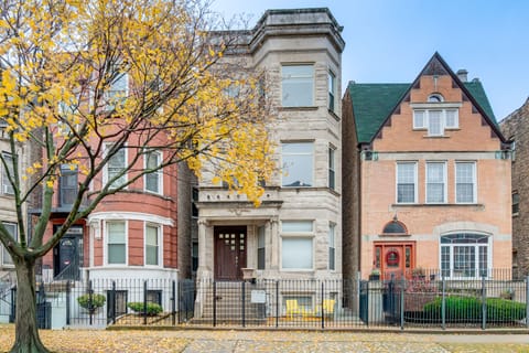 6 Mi to Dtwn Chicago: Dog-Friendly Gem w/ Hot Tub! Apartment in Chicago