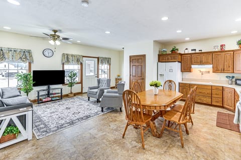 Patio & Grill! Quiet Country Stay Near Shipshewana House in Indiana